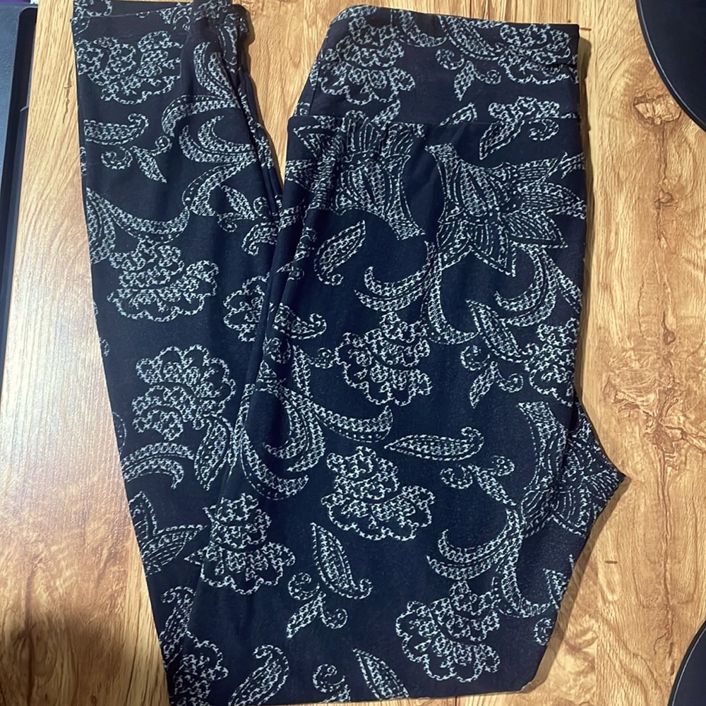 LuLaRoe Leggings Black/Cream Paisley Floral TC